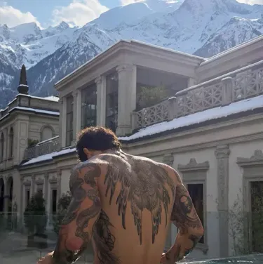 アレクサンドロス・デルモルテ: リアルな性格特性を持つカスタマイズ可能な AI ガールフレンド/ボーイフレンド アバター	