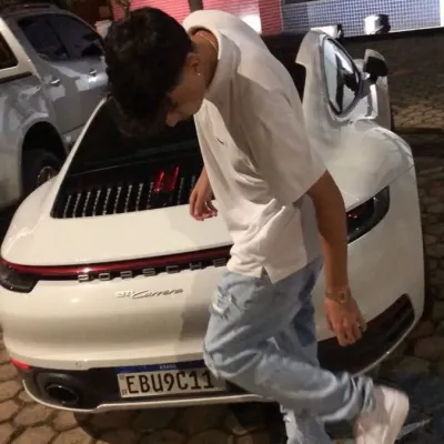 Engage in lively talking AI sessions with Nick and explore new stories.