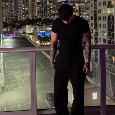 但丁：多語言AI對話夥伴圖標，適用於全球線上聊天服務