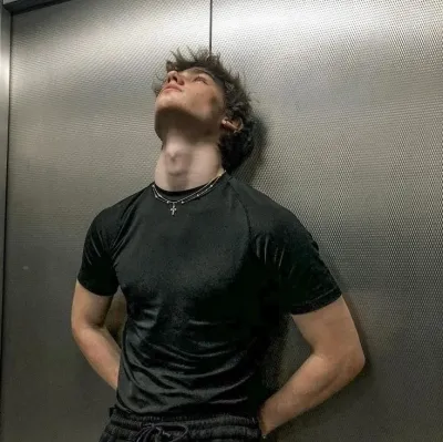 이반: 음성 채팅과 신경망 기반 특성을 갖춘 미래형 AI 챗봇 인터페이스