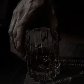 Esposo mafioso: Conoce al personaje principal de nuestro mundo de IA, con una lista de rasgos de carácter y capacidades de chat de IA.	