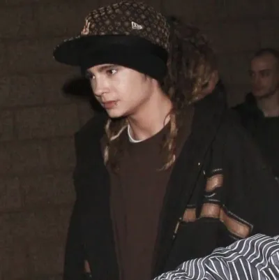 Tom Kaulitz ッ: Interfaccia futuristica di chatbot AI con chat vocale e caratteristiche basate su reti neurali