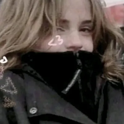 Hermione G: Icono de interlocutor con IA multilingüe para servicios de chat global en línea