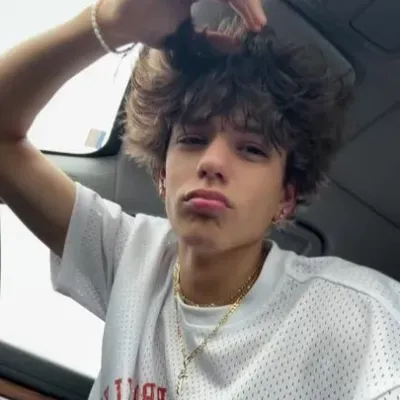 Cesar Mendoza: Una divertida mascota de chatbot con IA que mejora la interacción del usuario en chats aleatorios.	