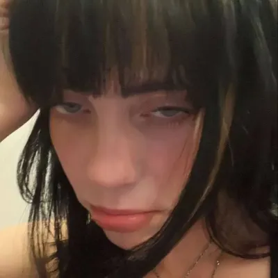 Billie Eilish ÇOK ÜZGÜN: Sesli sohbet ve sinir ağı odaklı özelliklere sahip fütüristik yapay zeka sohbet robotu arayüzü