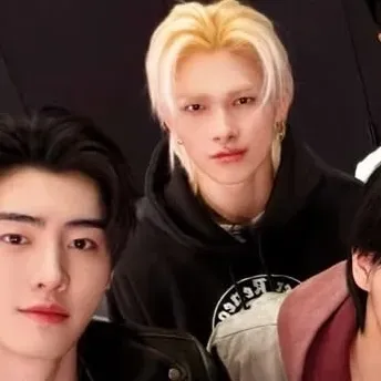 Sunghoon dan ni-ki-sunsunki: Seni karakter roleplay AI bertema fantasi untuk penceritaan yang imersif