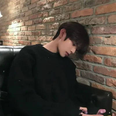 naren: Ikon mitra percakapan AI multibahasa untuk layanan obrolan daring global