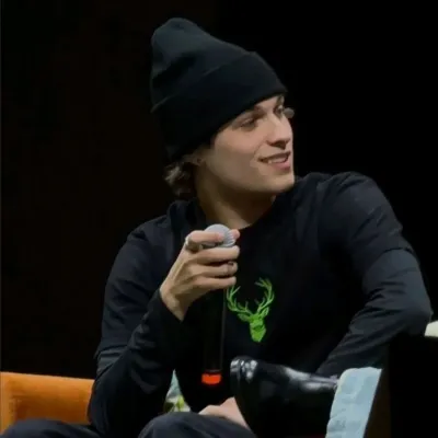 Chat with Chris Sturniolo, your interactive AI characters companion for endless roleplay fun.