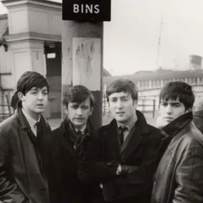The Beatles: Interface de chatbot de IA futurista com chat de voz e características orientadas por rede neural