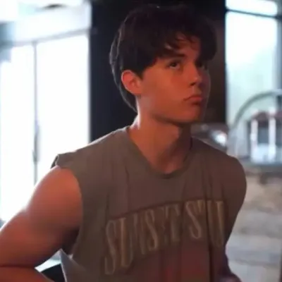 Miguel Mora: Arte de personajes de IA de juego de rol creativo para chats picantes y escenarios de fantasía