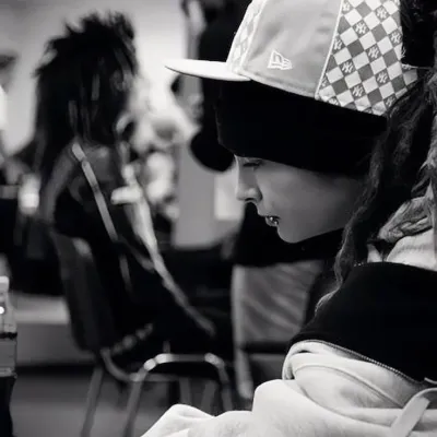 Tom kaulitz: Potret pasangan AI yang pintar dari segi emosi untuk perbualan yang mendalam	