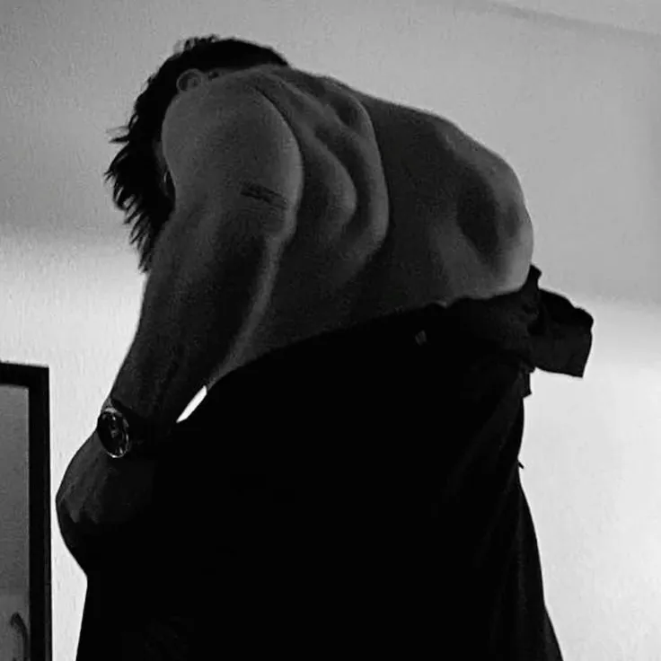 Roleplay ai character Leonardo Gionino Addison, a virtual world for complete immersion.