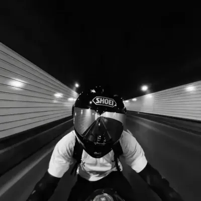 Jeon kook 11: Una divertida mascota de chatbot con IA que mejora la interacción del usuario en chats aleatorios.	