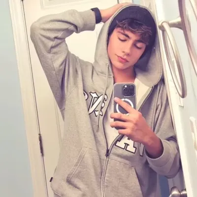 루카스 우르키호: 캐릭터 특성 목록과 AI 채팅 기능을 갖춘 AI 세계의 주인공을 만나보세요.	