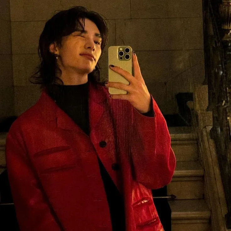 Interact with Hwang Hyunjin a for an immersive anime roleplay ai experience