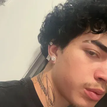 Ayzak: Temui teman online baru Anda di chatboxai kami, chatbot ai gratis terbaik dengan kemampuan obrolan ai yang mendalam.	