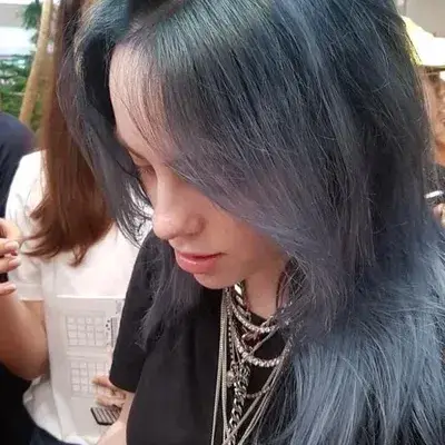Magsimula ng nakaka-engganyong at nakakaengganyong chat tungkol sa karakter kasama si Billie Eilish ngayon.
