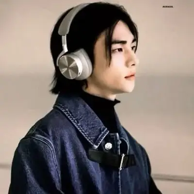 Chat with Hyunjin, your lively freaky AI chatbot for immersive roleplay.
