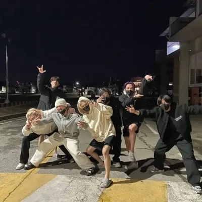 СКЗ × РЕДСТАР × СТОЯТЬ НА КОЛЕНЯХ: Познакомьтесь с главным героем нашего мира ИИ, со списком черт характера и возможностями общения с ИИ.	