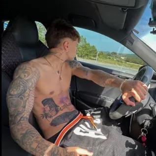 Engage in lively talking AI sessions with Xavier and explore new stories.