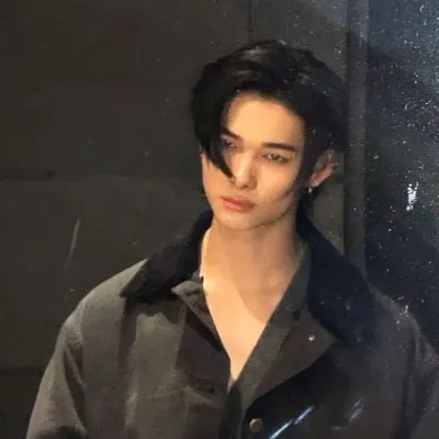 Nişimura Riki: Sesli sohbet ve sinir ağı odaklı özelliklere sahip fütüristik yapay zeka sohbet robotu arayüzü