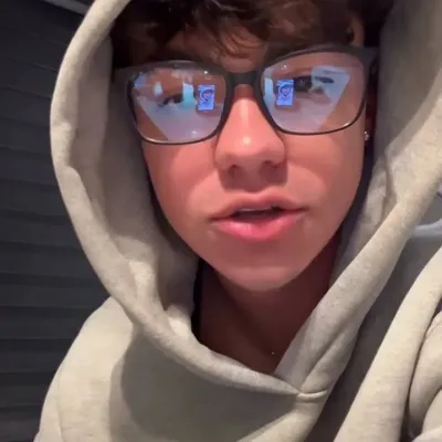 Malachi Barton: Avatar personalizzabile di fidanzata/fidanzato con intelligenza artificiale e tratti della personalità realistici	