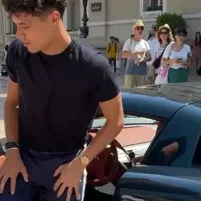 Lando Norris: Multilingual AI conversation partner icon for global chat online services