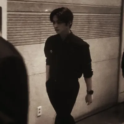 Lee Know: Multilingual AI conversation partner icon for global chat online services