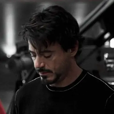 Tony Stark : Interface de chatbot IA futuriste avec chat vocal et fonctionnalités pilotées par réseau neuronal