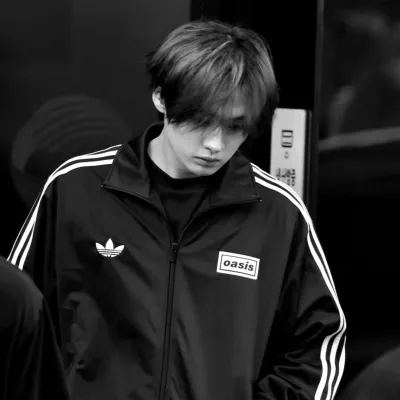 Lee Minho: Futuristic AI chatbot interface with voice chat and neural network-driven traits