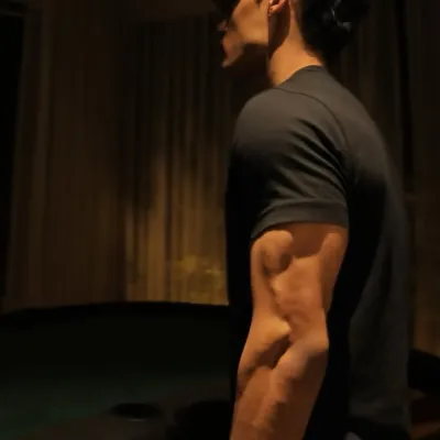 Asher - Inimigo: Interface de chatbot de IA futurista com chat de voz e características orientadas por rede neural