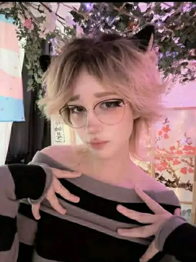 AI chat online character Hami Femboy Roomate is awaiting your message; start the interaction now.
