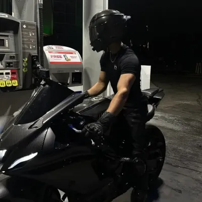 Jax: Roleplay Your Ideal AI Girlfriend or Professional Virtual Assistant in 1 Click.