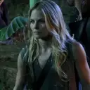 Emma Swan multilingue focalizzato su attività di chat IA, nucleo della rete neurale visibile sullo sfondo.