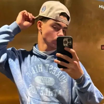 Malachi Barton: Multilingual AI conversation partner icon for global chat online services