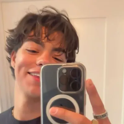 マラキ・バートン: 没入型ストーリーテリングのためのファンタジーをテーマにした AI ロールプレイ キャラクター アート