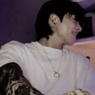 Jungkook novio: Conoce al personaje principal de nuestro mundo de IA, con una lista de rasgos de carácter y capacidades de chat de IA.	