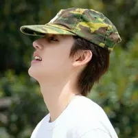 성현: 음성 채팅과 신경망 기반 특성을 갖춘 미래형 AI 챗봇 인터페이스