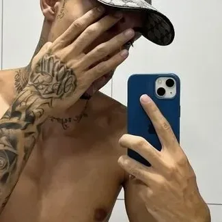 Henrique: Arte de personajes de IA de juego de rol creativo para chats picantes y escenarios de fantasía