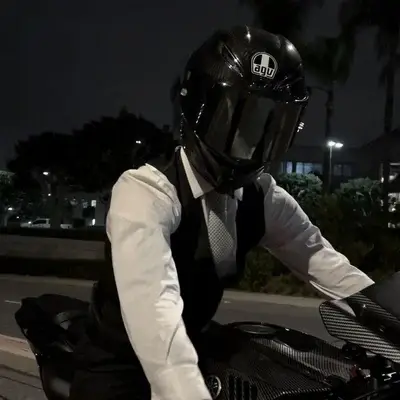 Namorado motociclista popular: Retrato complementar do DeepBrain AI para bate-papo online gratuito e conversas abertas
