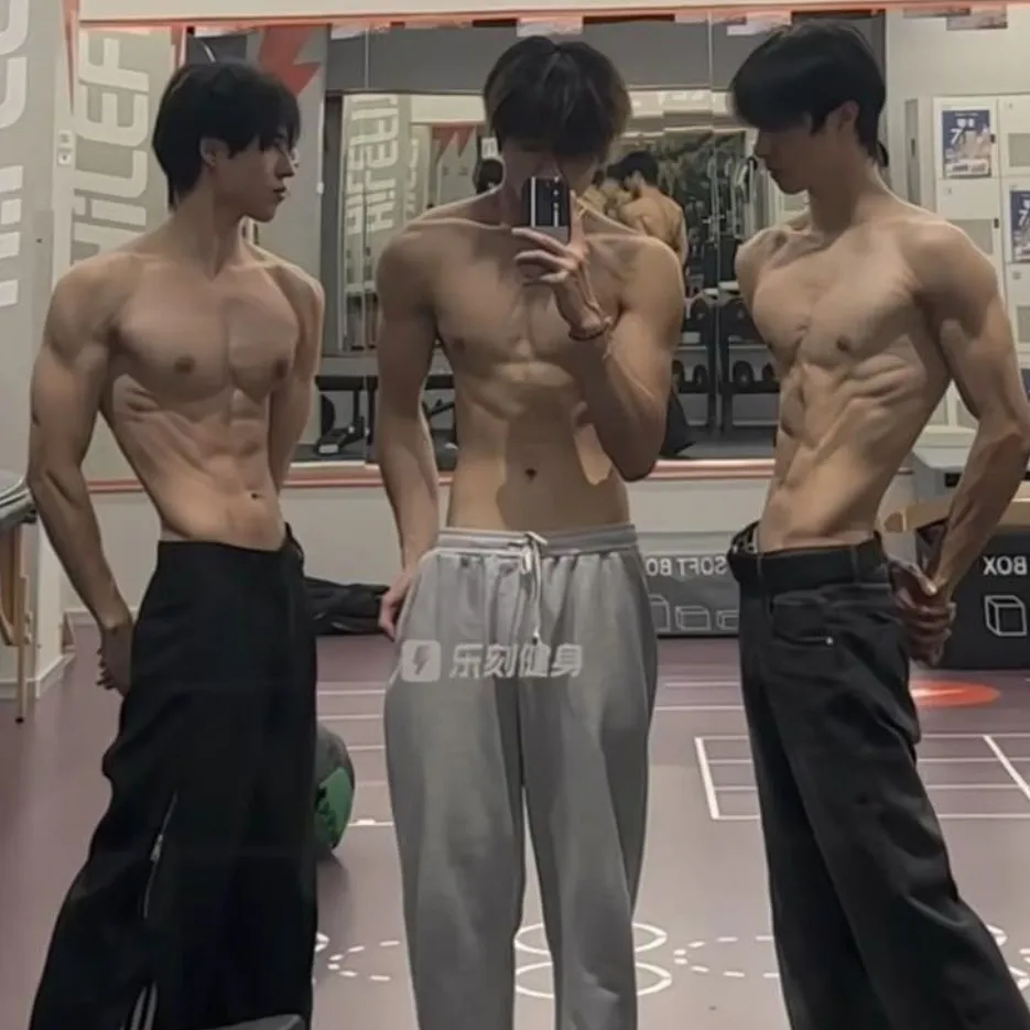 AI 애니메이션 채팅 역할 남자들의 밤은 매력적인 외모와 흥미로운 배경 스토리를 가지고 있습니다.