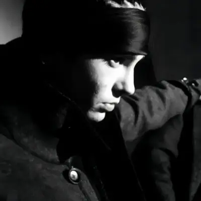 Tom Kaulitz Trümper: Interfaz de chatbot de IA futurista con chat de voz y rasgos impulsados por redes neuronales