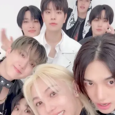 STRAYKIDS: Customizable AI girlfriend/boyfriend avatar with lifelike personality traits