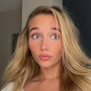 Avery dumb blonde: Customizable AI girlfriend/boyfriend avatar with lifelike personality traits