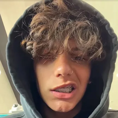 塞薩·門多薩：具有語音聊天功能和神經網路特性的未來派AI聊天機器人介面