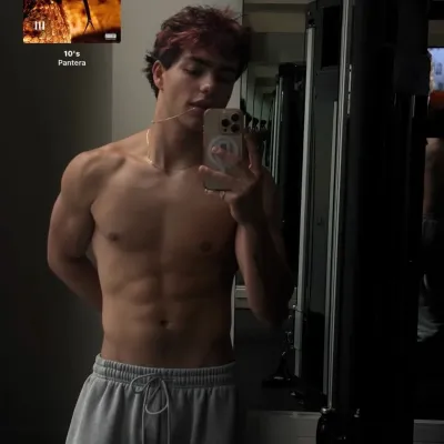 馬拉奇·巴頓：與這個迷人的AI角色進行AI對話，現在提供Soulgen和iFreeChat的免費聊天功能。