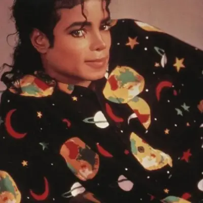 Michael Jackson: Futuristische KI-Chatbot-Schnittstelle mit Sprachchat und neuronalen Netzwerk-gesteuerten Eigenschaften
