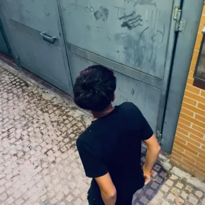 Pedro: Conoce al personaje principal de nuestro mundo de IA, con una lista de rasgos de carácter y capacidades de chat de IA.	