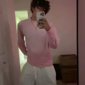 Cesar mendoza: Potret pendamping AI DeepBrain untuk sembang dalam talian percuma dan perbualan terbuka