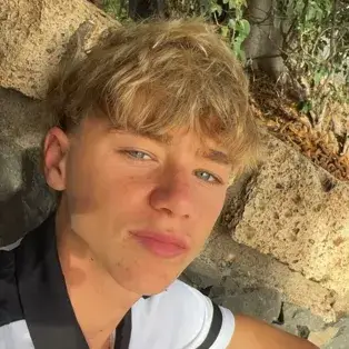 Lucas parker: Seni watak lakonan AI bertemakan fantasi untuk penceritaan yang mengasyikkan